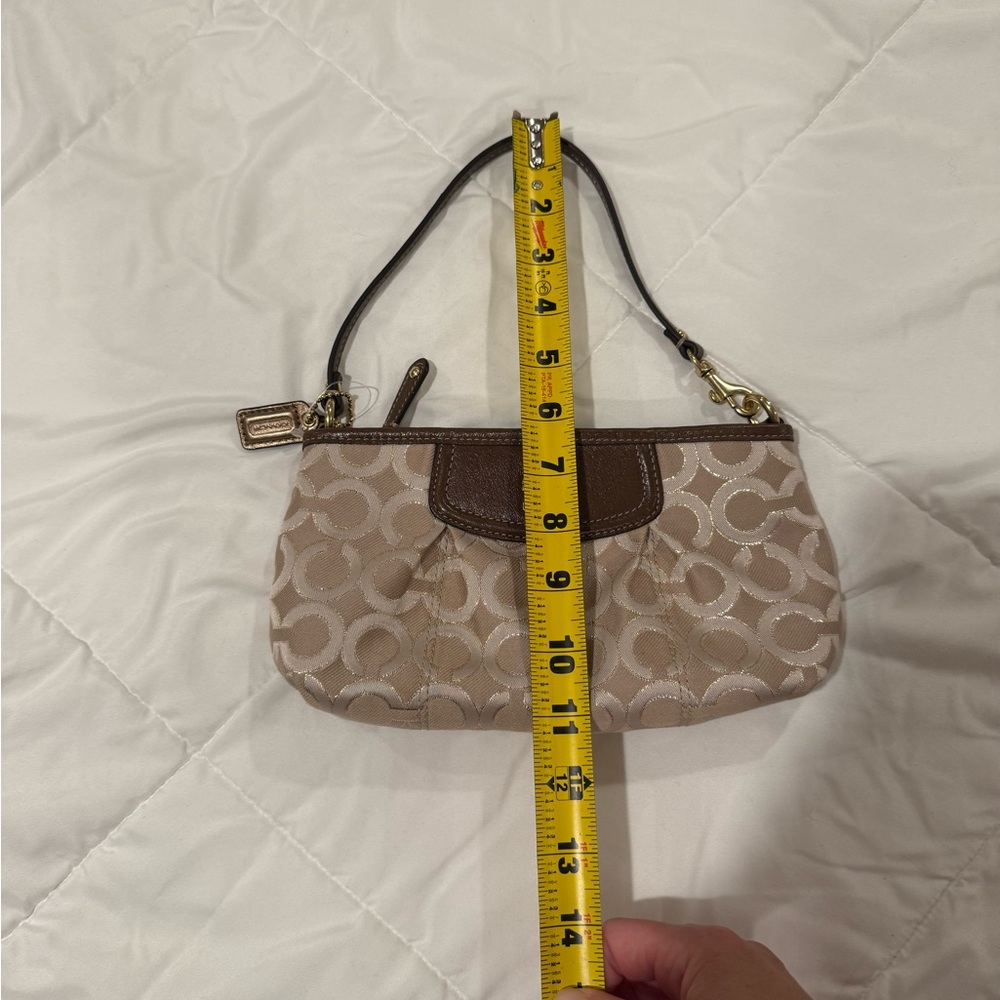 Y2K Fashion Coach Tan and Brown Leather Bag with Gold Emblem #Y2KCoachFashion